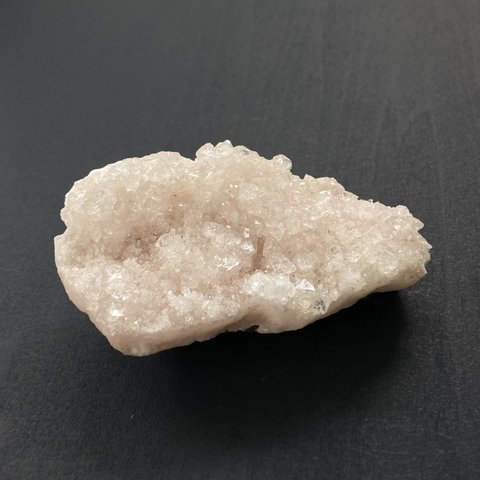 Pink apophyllite (ピンクアポフィライト) インド産 (奥 大きい)