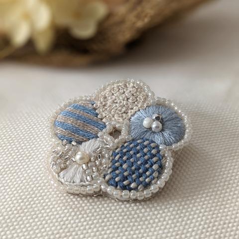 刺繍ブローチ　花　✽　ホワイトブルーのお花ブローチ　✽