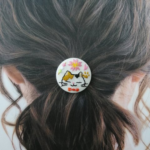 お花見ねこちゃんの刺繍ヘアゴム　ハチワレ