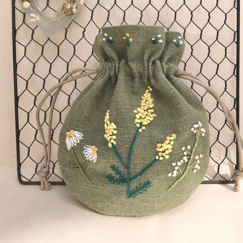 お花の刺繍の丸巾着(グリーン系)