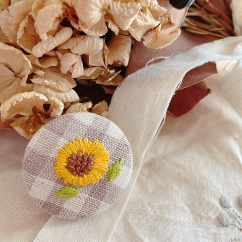 刺繍　ひまわりのブローチ（葉2枚.チェック柄）