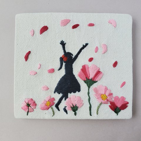 刺繍ファブリックパネル　インテリア　壁飾り【舞う花びら】　(送料込み)