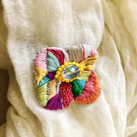 手刺繍のパッチワークなお花のブローチ4