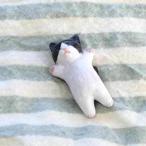 白黒ハチワレ猫の爆睡子猫　（受注制作） 