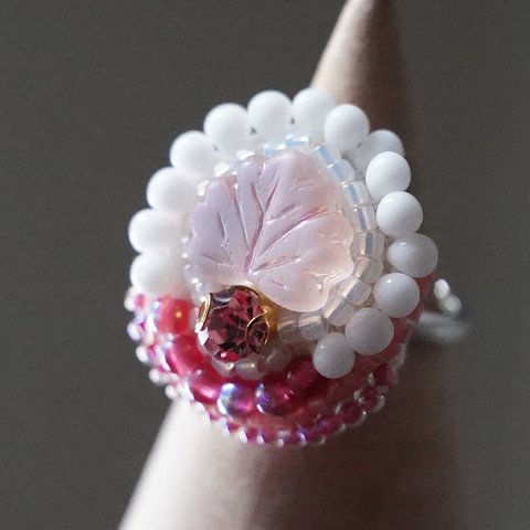 おしゃべりな指輪87 フリーサイズ　ビーズ刺繍のリング　白　ピンク