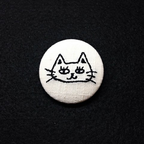 刺繍ボタンブローチ　「ゆるかわ猫」