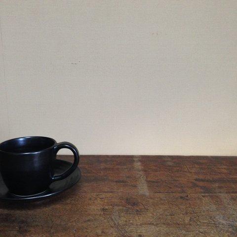 [cup/黒/Low] と [plate/黒] の セット(半磁器)