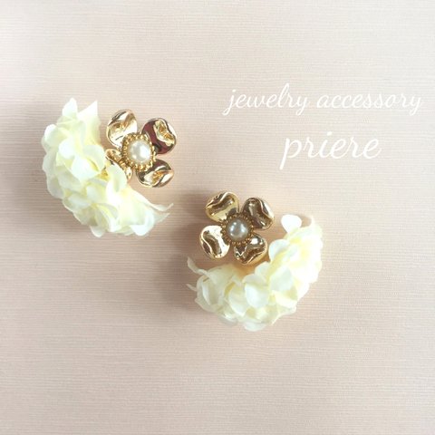 ＊ソフトゴールドフラワービジュー＊2way(ホワイト)(ピアス・イヤリング・チタンピアス)＊