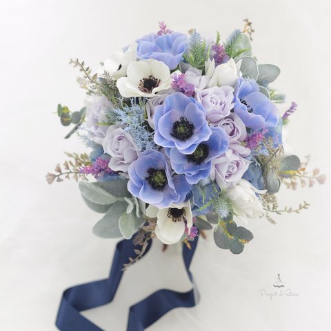 ブルーとホワイトのアネモネのクラッチブーケ　ウェディングブーケ　アーティフィシャルフラワー　ウエディングブーケ　造花