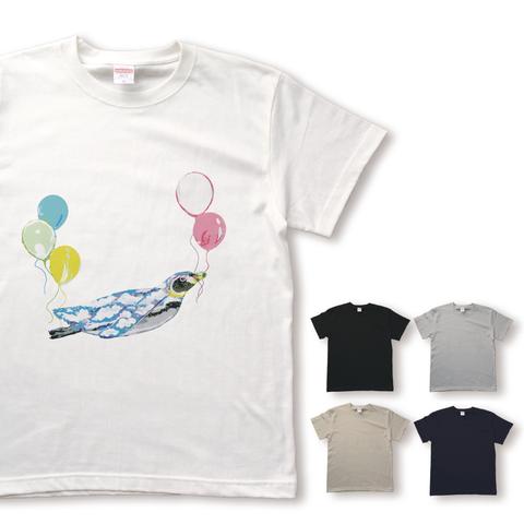 鮮やか空を飛びたいペンギンのTシャツ