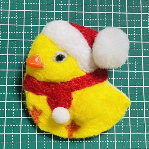 Xmas 羊毛フェルト　可愛いクリスマスひよこブローチ　鳥　雛　ヒヨコ　ゆこりん工房