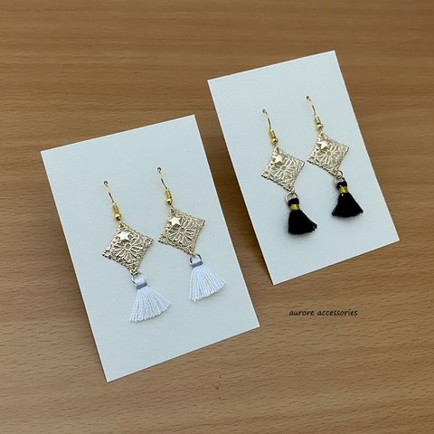 tassel pierced earrings　透かしスクエア　四角　ひし形　タッセル　上品　ミニタッセル　ブラック　ホワイト　