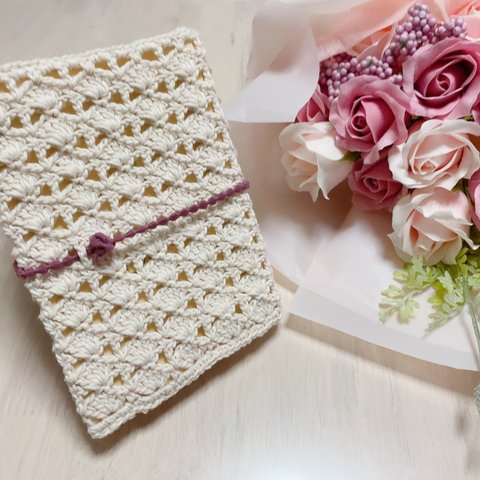 手編みのブックカバー (オフホワイト×くすみピンク) 1,500円