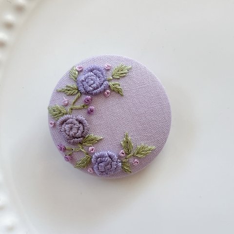 刺繍くるみボタン（ヘアゴム/ブローチ）