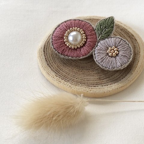 drops flower〜花の刺繍ブローチ