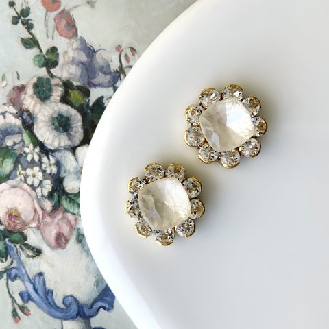 crystal zinnia “vanilla” pierce / earring