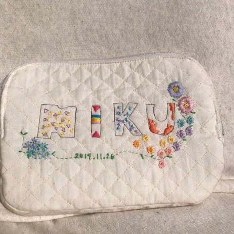 赤ちゃんを抱っこしても使いやすい。世界で一つのお名前刺繍母子手帳ケース、花，お誕生日刺繍いり