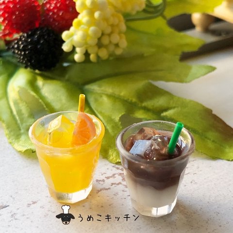 【ミニチュア】ドールハウス用2個セット　ドリンク（1.7㎝）アイスカフェラテ・オレンジジュース