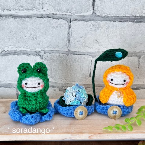 ✨雨の日のお出かけ🐸かえる着ぐるみ雪だるまちゃん　カエル　縁起物