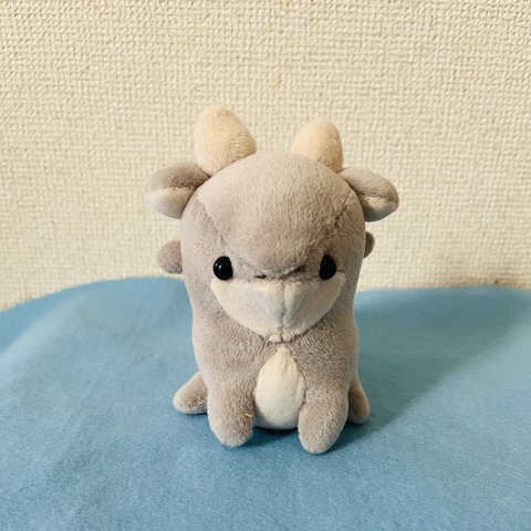 おすわりドラゴンのぬいぐるみ（グレー）