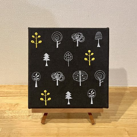 刺繍アート　ファブリックパネル　北欧風ツリー