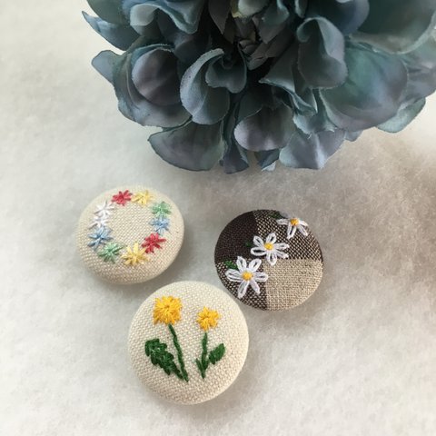 春の訪れ〜お花の刺繍のくるみボタン