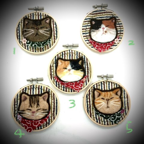 やんちゃねこの刺繍枠キーホルダー😼　羊毛フェルト　羊毛刺繍　