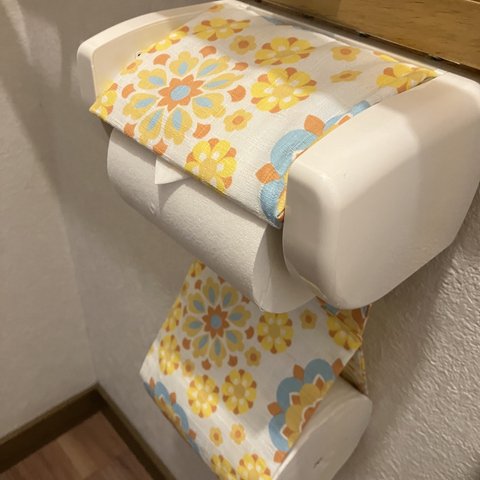 花柄のトイレットペーパーホルダー黄色