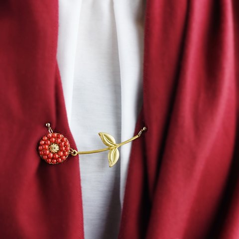 【ストールピン・ストールクリップ・羽織紐】アンティークレトロな赤珊瑚の花・真鍮の一輪