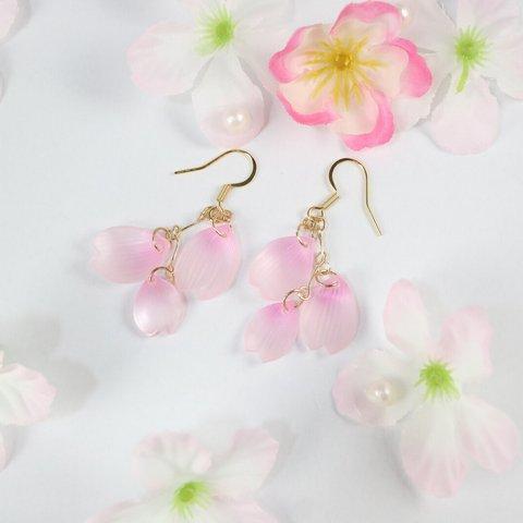 【シンプル】花びらのピアス（サージカルステンレスピアス）