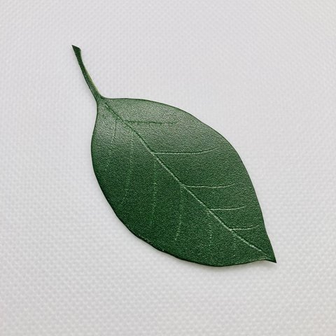 茎付き椿の葉の本革ブックマーカー　国産サドルレザー　しおり