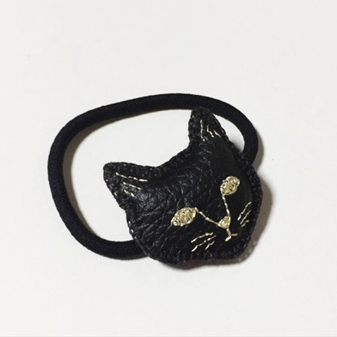 黒猫の革のヘアゴム / ブローチ