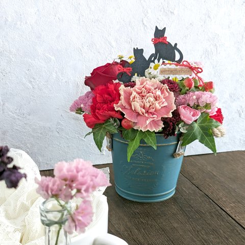 【生花】猫のシルエットがお洒落な母の日アレンジメント【予約販売】
