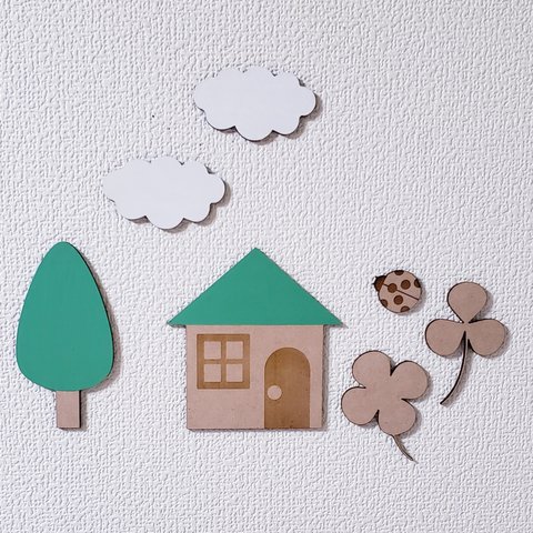 夏飾り 夏壁面飾り てんとう虫 クローバー 家 雲 5月 春の飾りつけ グリーン 木製壁面 壁面用 季節飾り