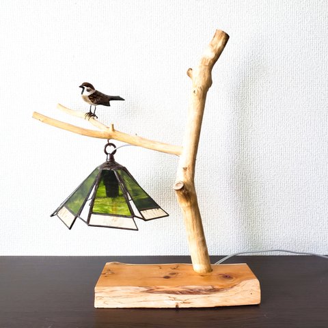 ステンドグラスの吊しテーブルランプ・森とスズメ(モスグリーン)木製スタンド