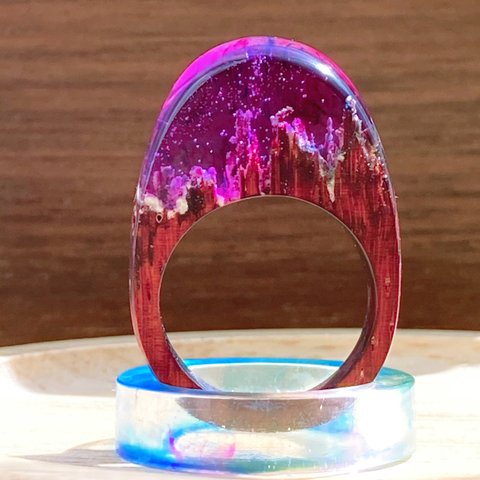 神秘的な景色を閉じ込めた指輪　ウッドレジン