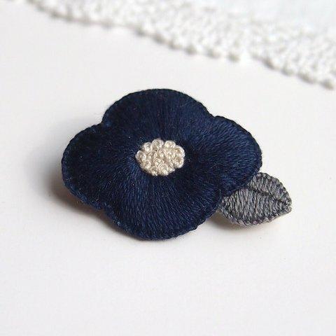 ［受注制作］お花の刺繍ブローチ（navy）