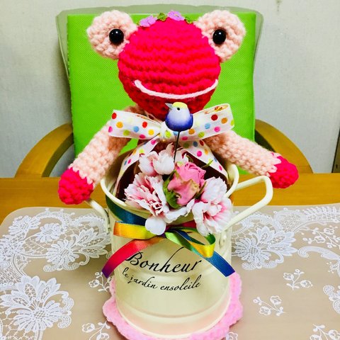 ポップな桜カエルちゃん🌸の編みぐるみ🐸