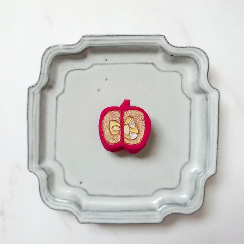 りんご６（ピンクレッド）　陶土ブローチ
