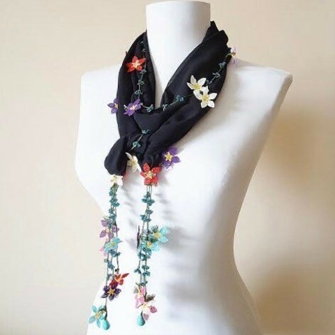 刺繍のお花とトルコ石付き　シフォンスカーフのロングラリエット　ブラック
