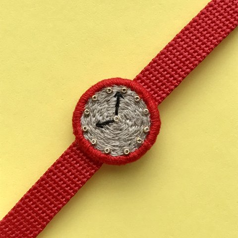 腕時計モチーフの刺繍ブレスレット