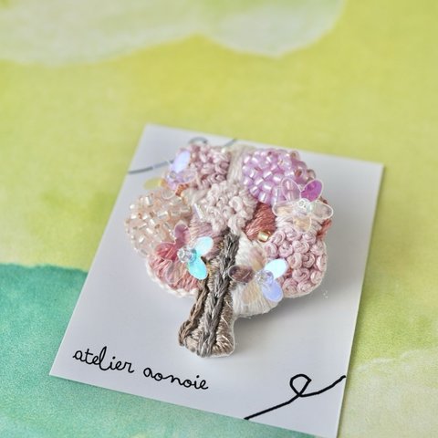 【満開の桜】刺繍とビーズのお花ブローチ
