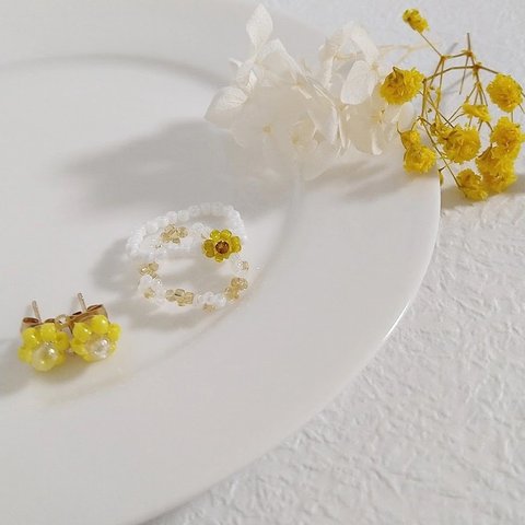 お花のリング（白色）とお花のピアス（黄色)