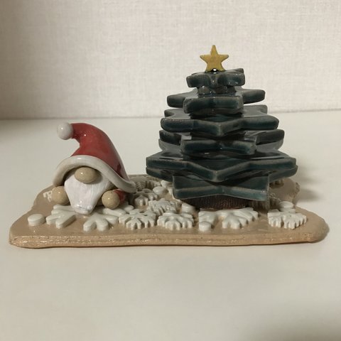 サンタクロースとクリスマスツリーと雪の結晶