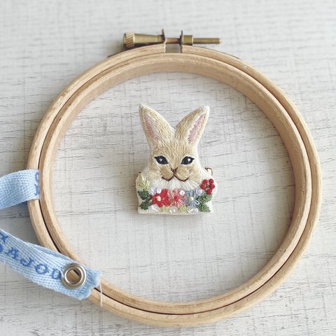 ＊手刺繍のウサギさんの顔ブローチ＊