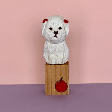 木彫り　白い犬のブローチ