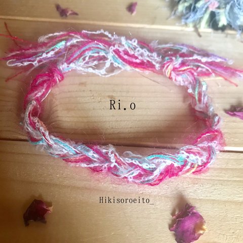 引き揃え糸の春色三つ編みピンクブレス