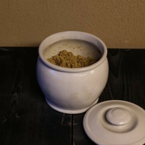 1600年創業 13代目職人 加藤さんのつくる甕（かめ）8合・白（味噌入れ・少量のぬか漬け）お味噌約1.2キロ入ります 