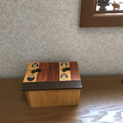 蓋を開けて取り出すポケットティッシュ入れ　木製　ミニティッシュbox　家の中で使うティッシュペーパー入れ　小物入れ　小物収納蓋付きbox　フウロウの絵柄