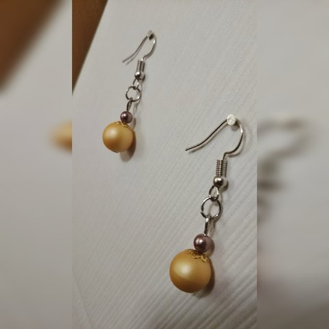 秋の銀杏色ピアス